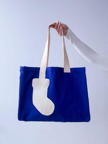 Вместительная тканевая синяя сумка с декоративным элементом в виде сапога, без печати, размер: 40см х 30см х15см