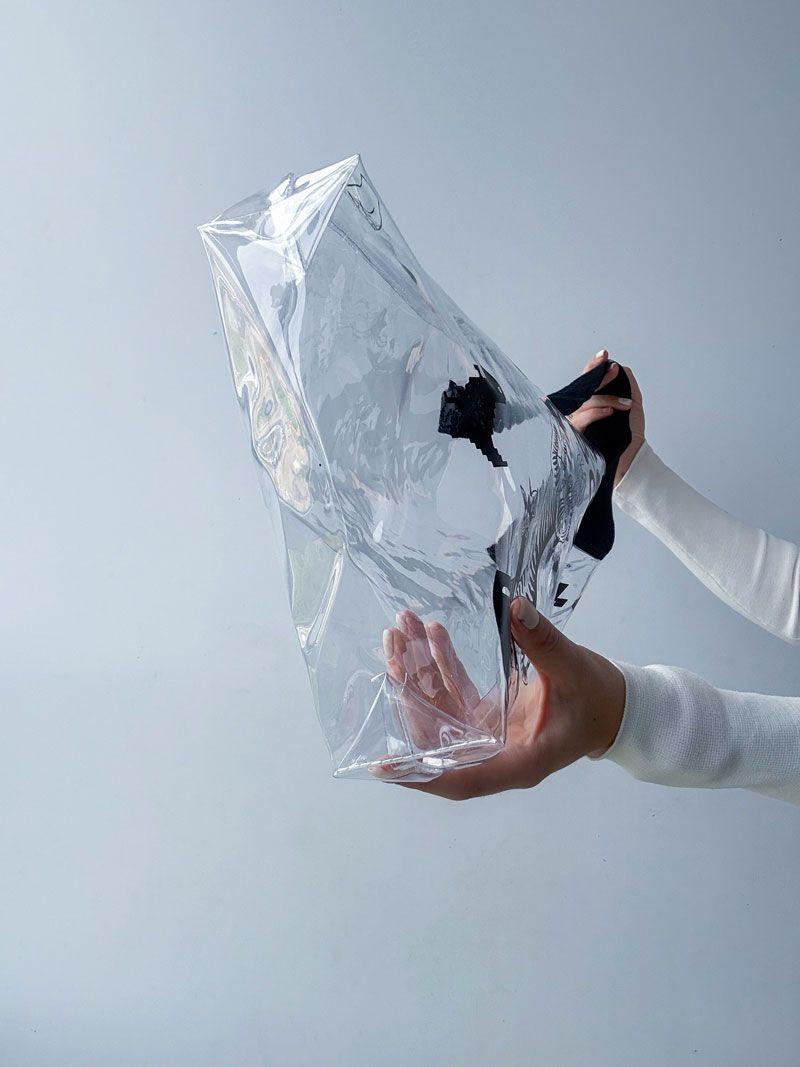 Прозрачная сумка-шопер из ПВХ плёнки с чёрными ручками - стильная водонепроницаемая экосумка для покупок и мероприятий без печати размер: 30см × 40см × 7см