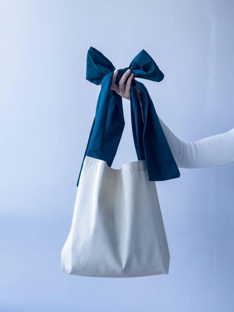 Стильна бежева шопер-сумка з бавовни з бірюзовими стрічками-ручками – модна екосумка з пласким дном без друку розмір: 40см × 35см × 8см