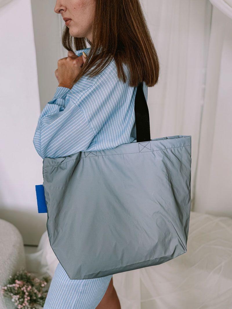 Шопер зі світловідбивної плащівки з чорними ручками — стильна рефлективна сумка для покупок та щоденного використання без друку розмір: 47см х 35см х 12см