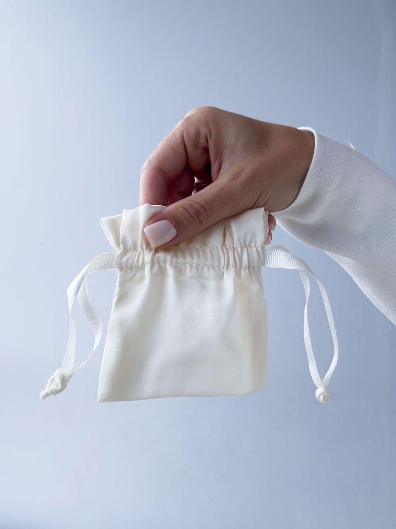 Білий шовковий мішечок з репсовою стрічкою-зав’язкою – елегантна упаковка для подарунків та прикрас без друку розмір: 10см х 10см