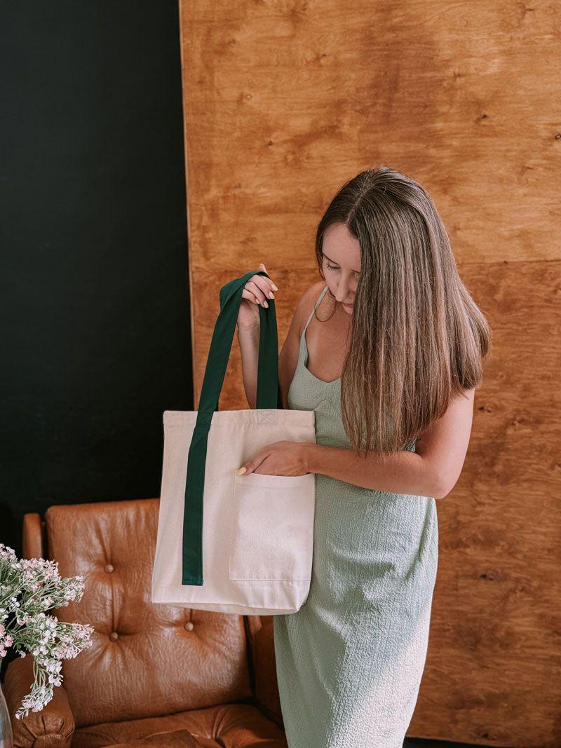 Сумка-шопер із саржі з зеленими ручками та зовнішньою кишенею – міцна еко-сумка для покупок і щоденного використання без друку, розмір: 35см х 38см х 7см