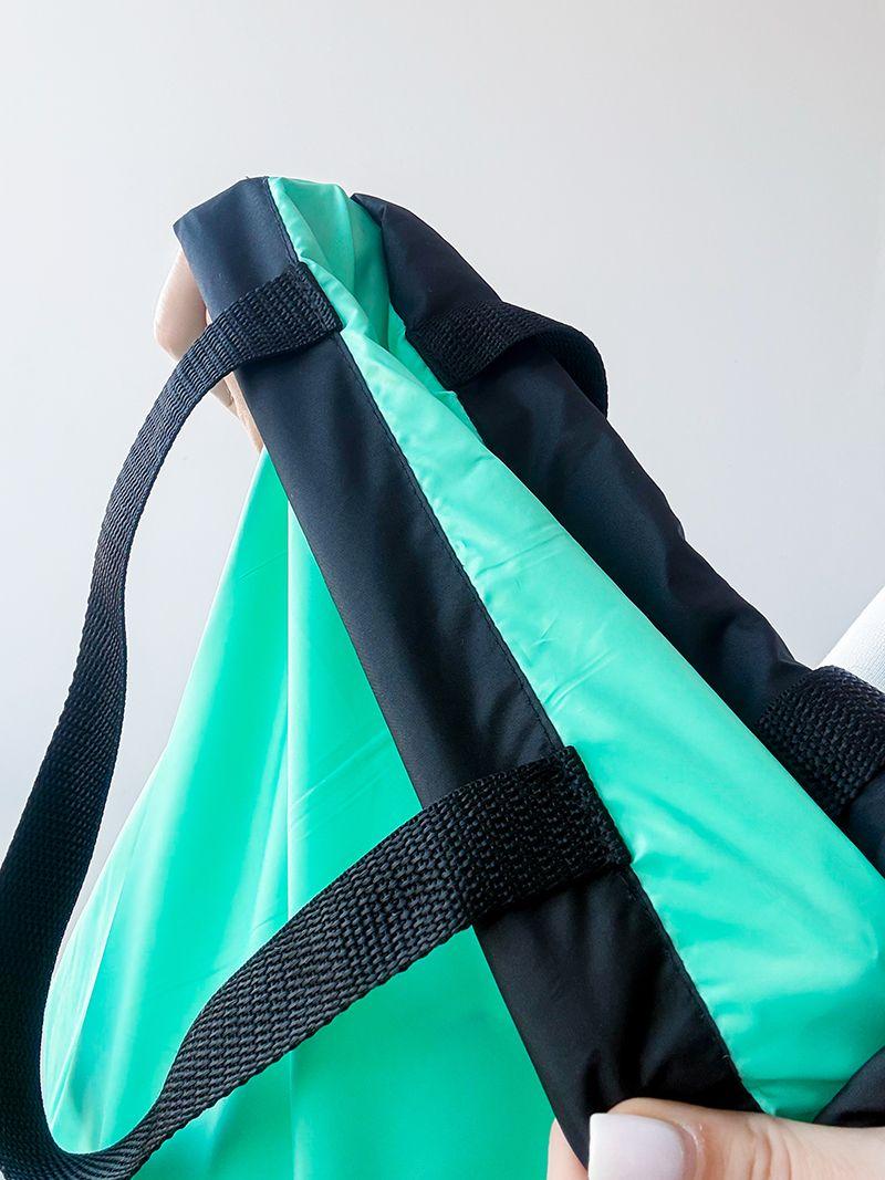 Зеленая сумка для плаща, с пуховками с контрастной черной ручкой, без печати, размер: 35см х 38см