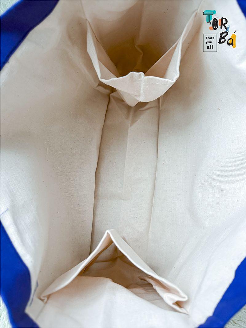 Вместительная тканевая синяя сумка с декоративным элементом в виде сапога, без печати, размер: 40см х 30см х15см