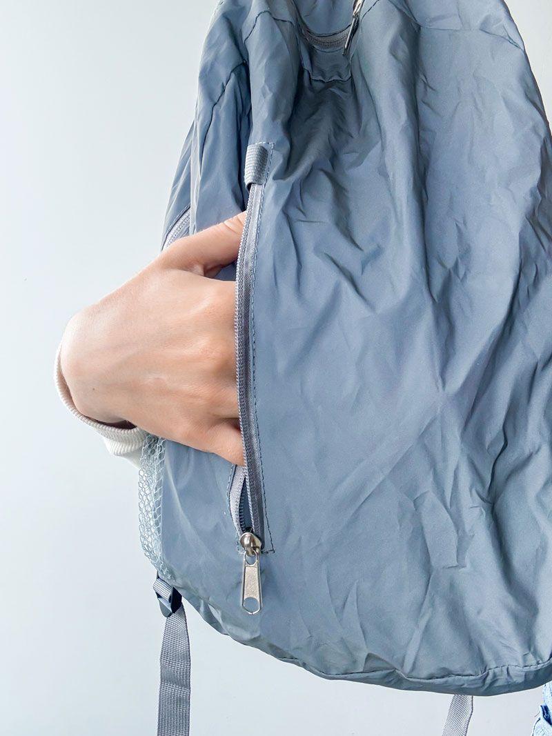 Рюкзак із світловідбивної плащівки, об’єм 30 літрів. Оснащений зовнішньою сітчастою кишенею та регульованими лямками без друку