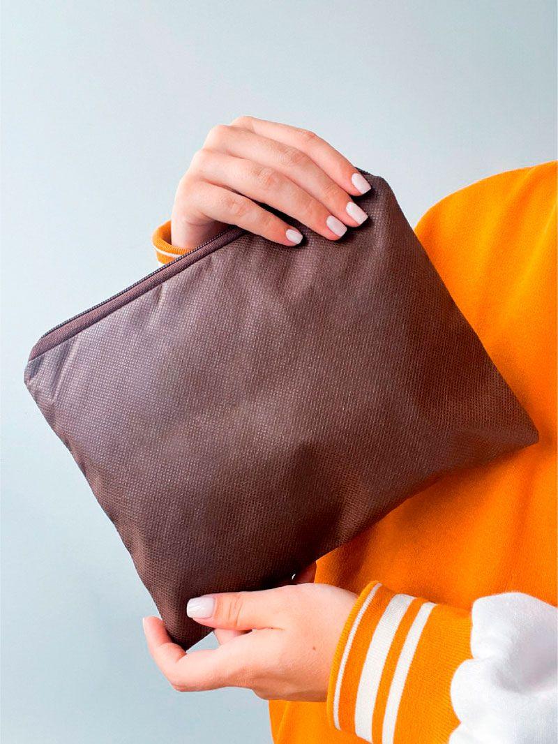 Косметичка из спанбонда на молнии без печати Размер: 15см х 11см