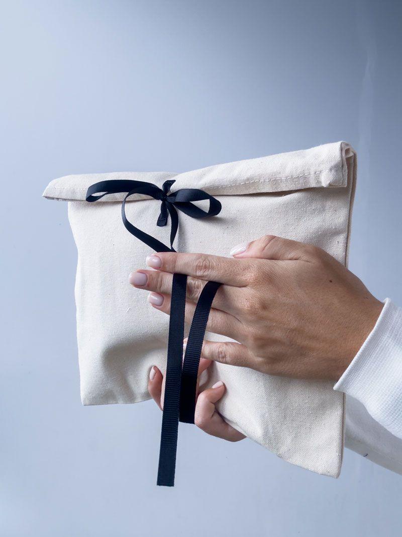 Еко-конверт із бавовни з чорною рапсовою стрічкою — стильний тканинний чохол для пакування та подарунків без друку розмір: 20см х 30см