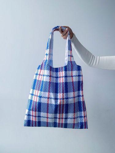 Сумка-пакет із плащівки в клітинку з широкою ручкою - легка складна еко-сумка для покупок, прогулянок та щоденного використання без друку розмір: 45см × 71см