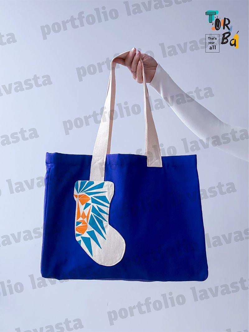 Вместительная тканевая синяя сумка с декоративным элементом в виде сапога, без печати, размер: 40см х 30см х15см