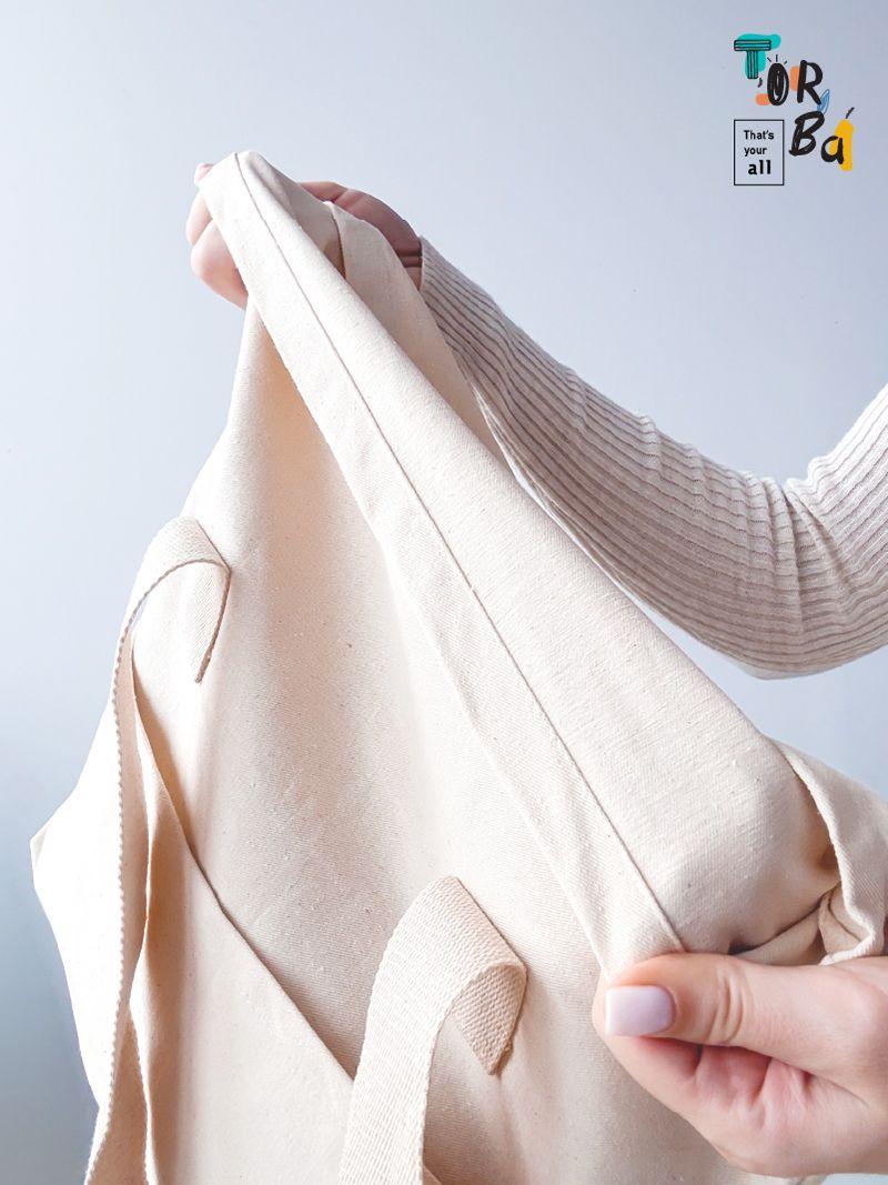 Простора модель сумки із міцними ручками та можливістю згортання у верхній частині для зручності, без друку, розмір: 42см х 55см х 7см