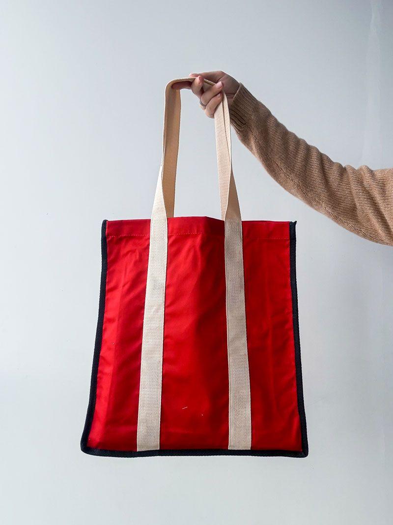Міцна еко-сумка з довгими стрічковими ручками - червона багаторазова торба з бічними вставками для покупок, без друку, розмір: 38 см × 42 см × 10 см