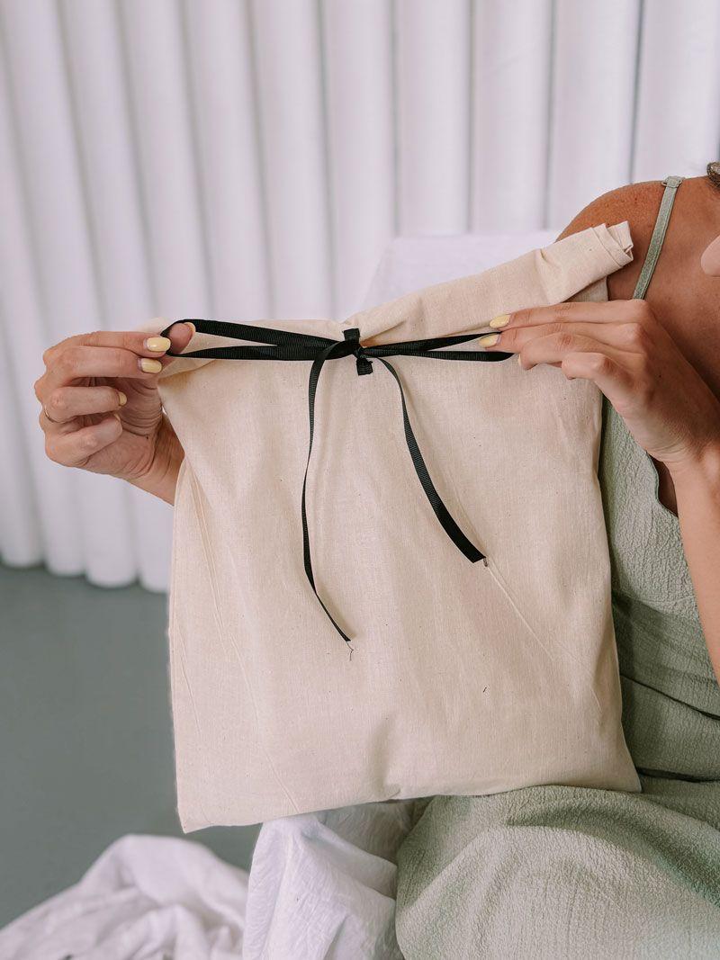 Бежевий мішечок із бязі з чорною стрічкою-зав’язкою – багаторазовий пакет для зберігання та пакування подарунків без друку розмір: 40см х 45см