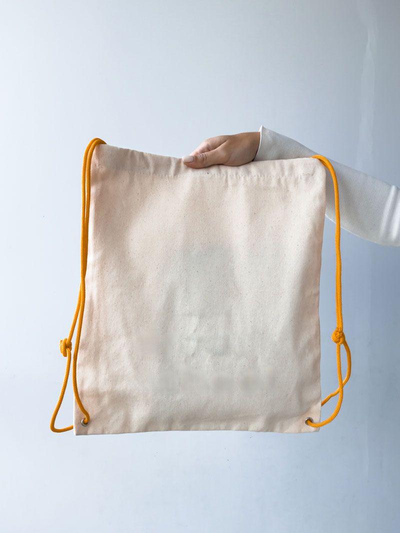Бежевий рюкзак-мішок із саржі з помаранчевими шнурками – багаторазовий тканинний рюкзак для спорту та повсякденного використання  без друку розмір: 35см х 40см