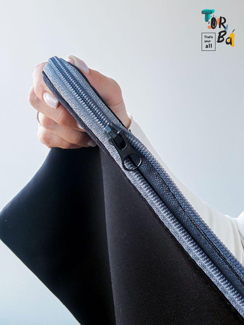 Зручна, приємна на дотик чорна косметична з неопрену, без друку, розмір: 39см х 28см х 3см