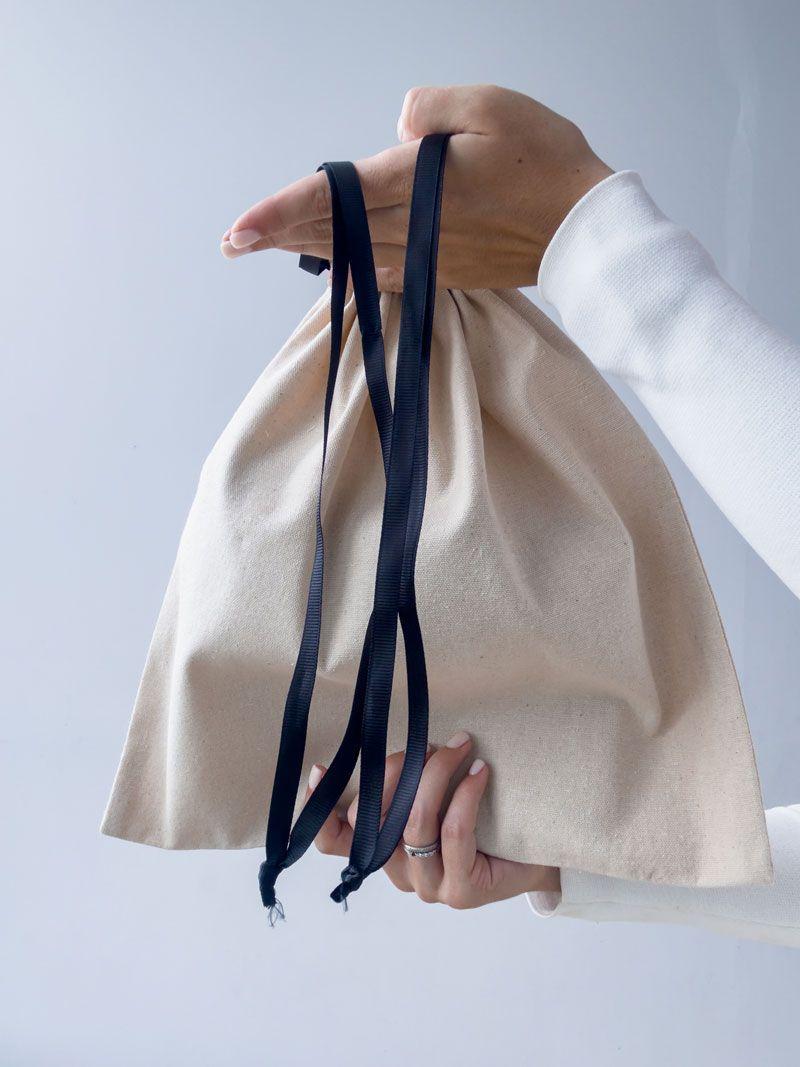 Бежевий мішечок з двунитки з чорною стрічкою-зав’язкою – багаторазовий мішок для зберігання та пакування подарунків без друку розмір: 35см х 35см