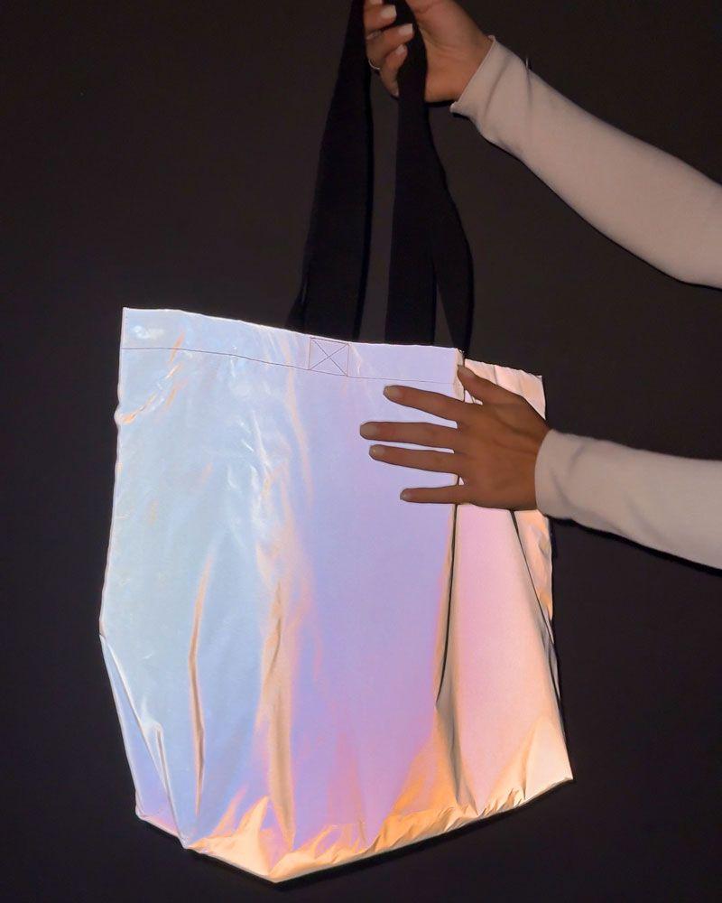 Шопер зі світловідбивної плащівки з чорними ручками — стильна рефлективна сумка для покупок та щоденного використання без друку розмір: 47см х 35см х 12см