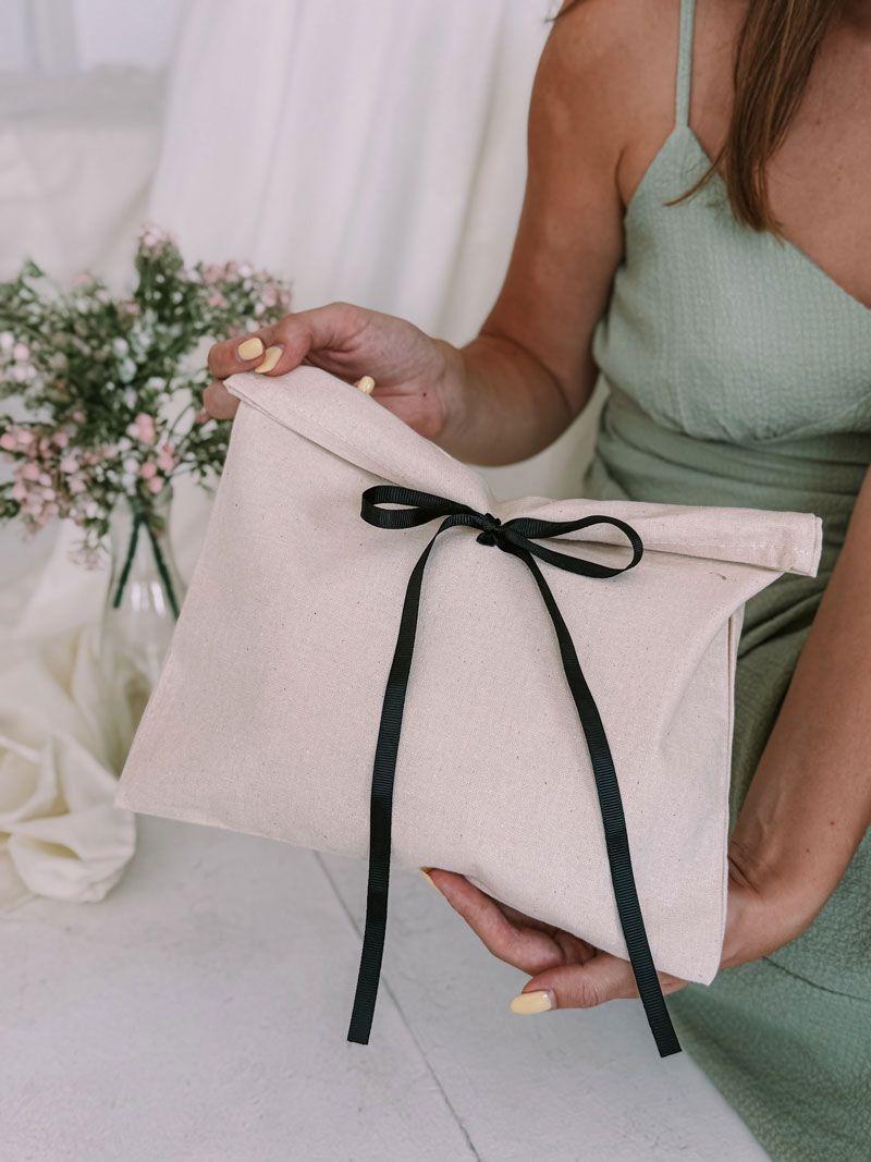 Еко-конверт із бавовни з чорною рапсовою стрічкою — стильний тканинний чохол для пакування та подарунків без друку розмір: 20см х 30см