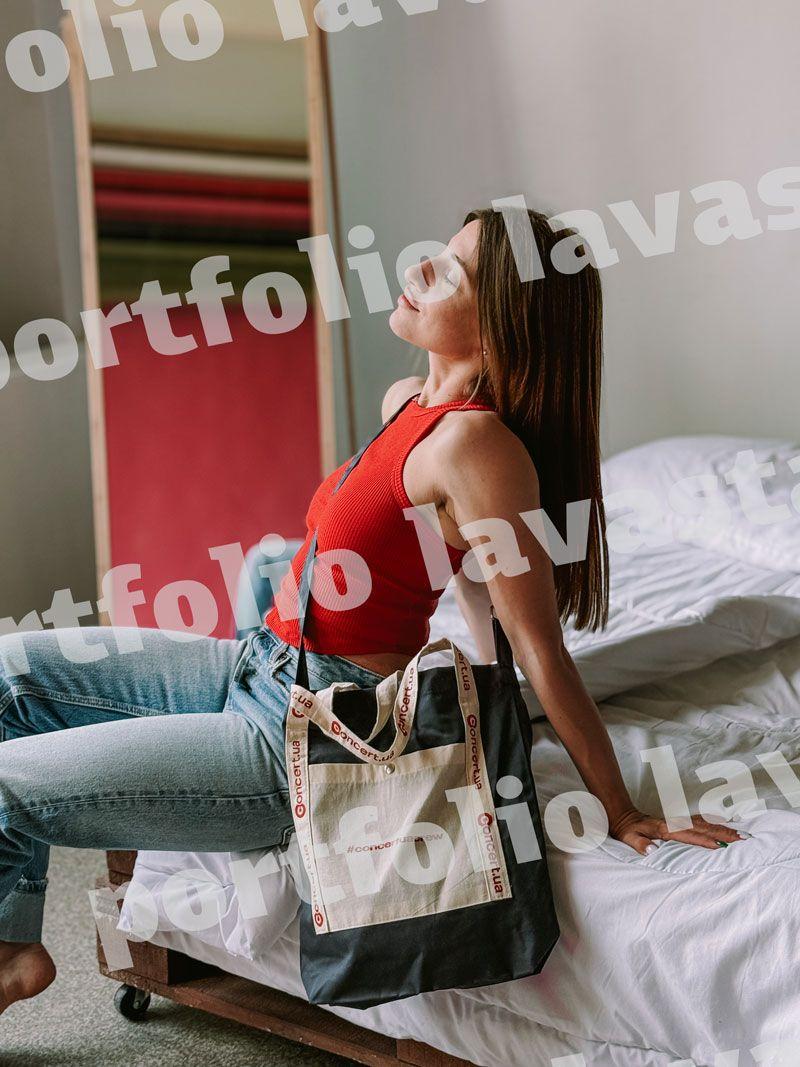 Темно-синя екосумка з довгим регульованим ремінцем і контрастною кишенею - універсальний шопер із бавовни без друку, розмір: 35см х 38см х 7 см