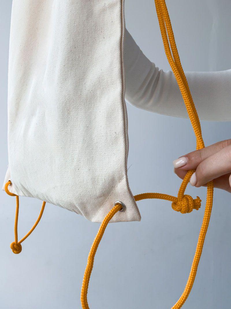 Бежевий рюкзак-мішок із саржі з помаранчевими шнурками – багаторазовий тканинний рюкзак для спорту та повсякденного використання  без друку розмір: 35см х 40см