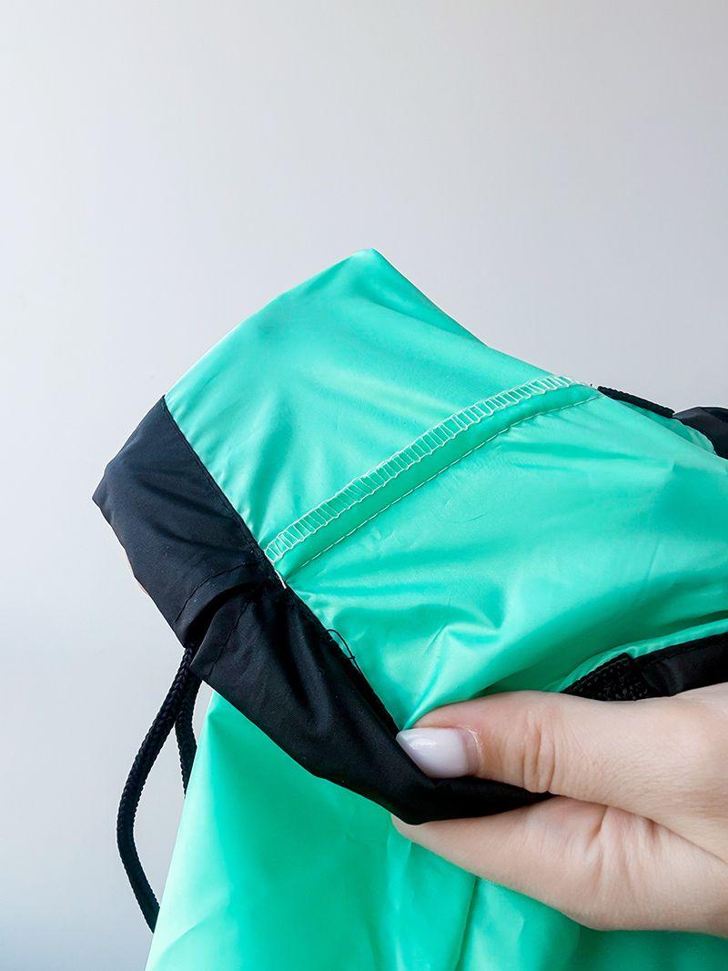 Зеленая сумка для плаща, с пуховками с контрастной черной ручкой, без печати, размер: 35см х 38см
