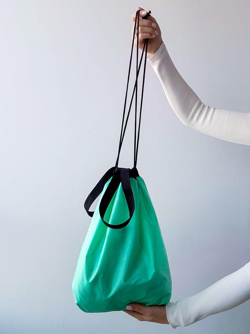 Зеленая сумка для плаща, с пуховками с контрастной черной ручкой, без печати, размер: 35см х 38см