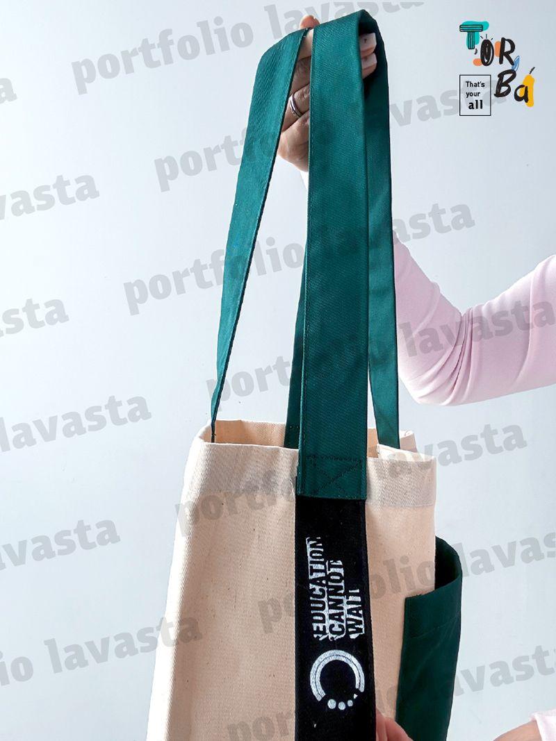 Шопер з натуральної тканини із зеленою кишенею та нависаючою стрічкою, без друку, розмір: 35см х 45см х 10см