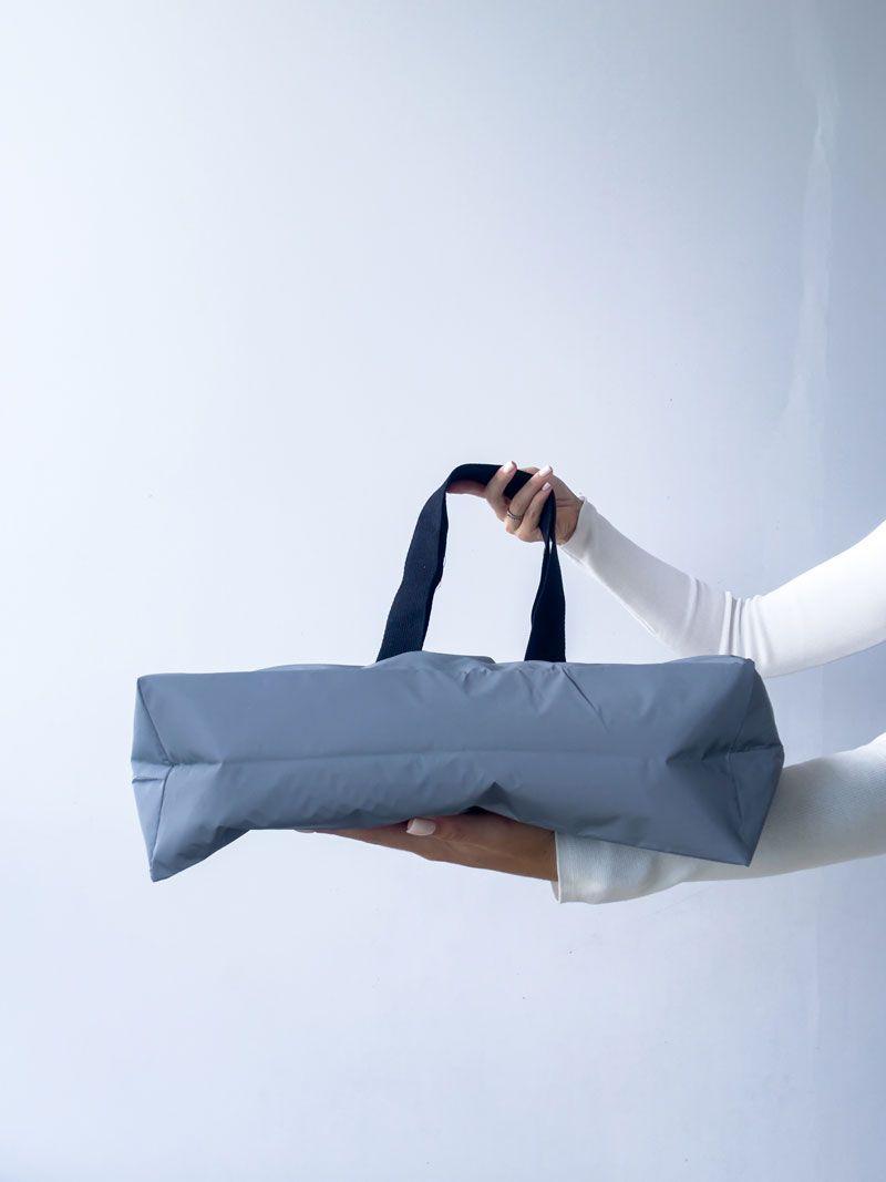 Шопер зі світловідбивної плащівки з чорними ручками — стильна рефлективна сумка для покупок та щоденного використання без друку розмір: 47см х 35см х 12см