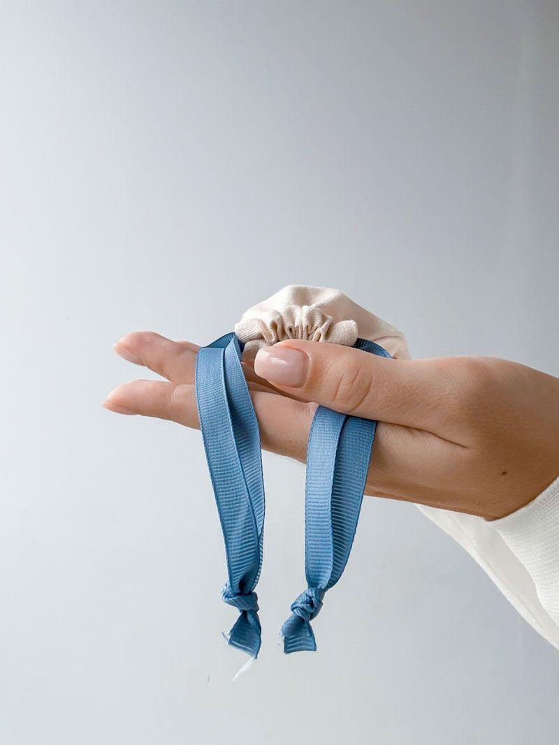 Мішечок із двонитки з синьою репсовою стрічкою-зав’язкою – міцний тканинний пакет для аксесуарів та подарунків без друку розмір: 12см х 20см