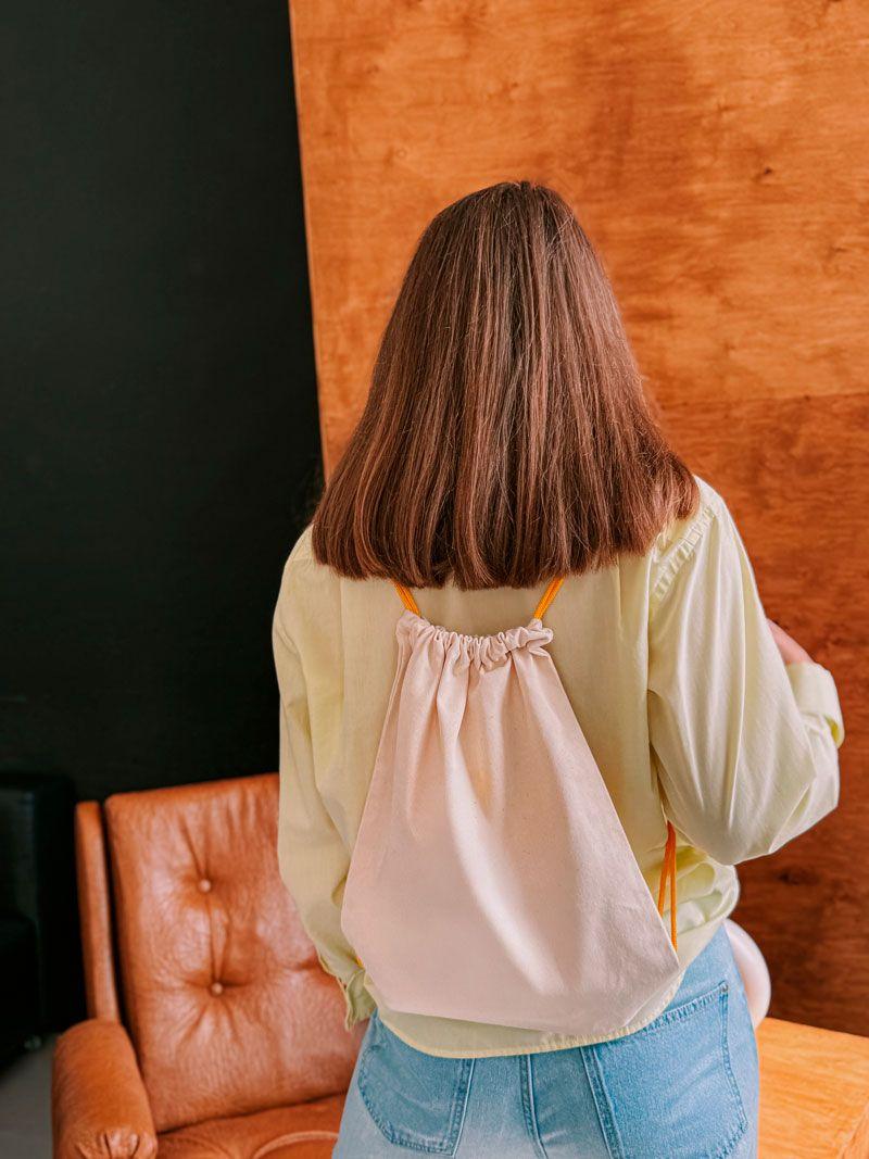 Бежевий рюкзак-мішок із саржі з помаранчевими шнурками – багаторазовий тканинний рюкзак для спорту та повсякденного використання  без друку розмір: 35см х 40см