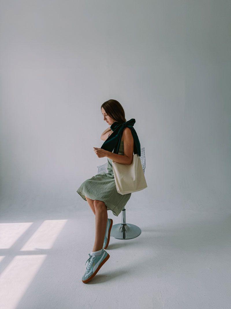 Стильна бежева шопер-сумка з бавовни з бірюзовими стрічками-ручками – модна екосумка з пласким дном без друку розмір: 40см × 35см × 8см