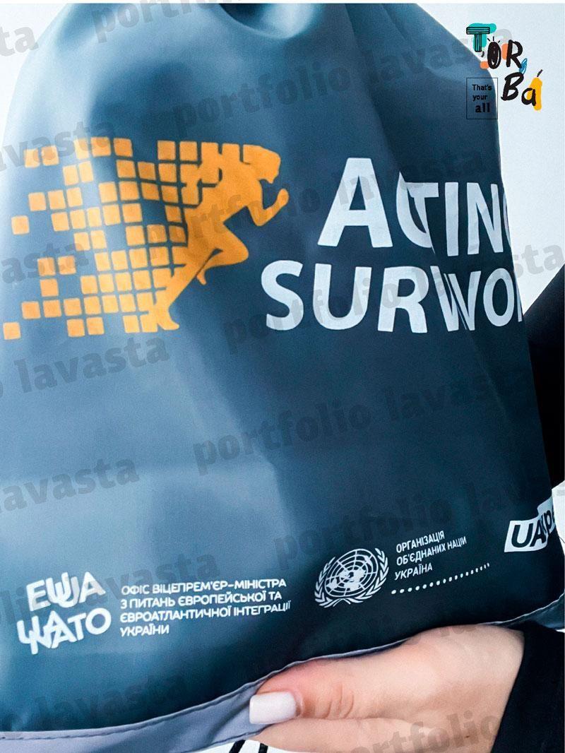 Рюкзачок из нейлона серый со светоотражающей лентой без печати Размер: 35cм х 40см