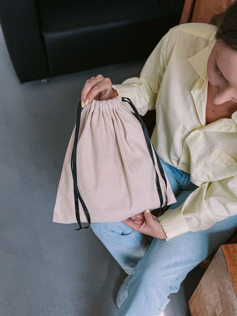 Бежевий мішечок з двунитки з чорною стрічкою-зав’язкою – багаторазовий мішок для зберігання та пакування подарунків без друку розмір: 35см х 35см