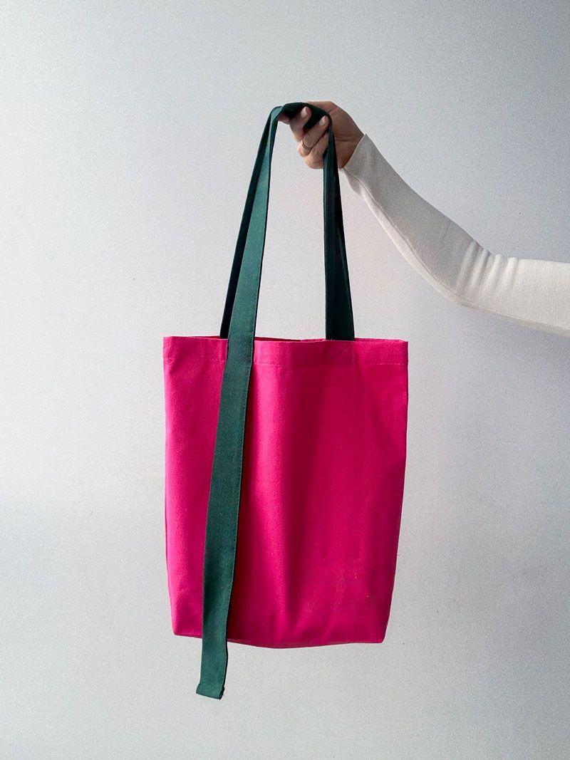 Яскрава рожева шопер-сумка з саржі з темно-зеленими ручками - стильна та міцна екосумка для покупок і щоденного використання  без друку, розмір: 41см х 41см х 11см