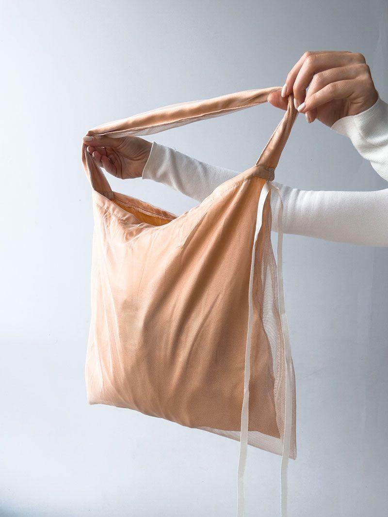 Атласна сумка з тюлевим верхнім шаром - легка екосумка ніжного кольору для шопінгу та образів у стилі soft girl без друку, розмір: 30см х 30см