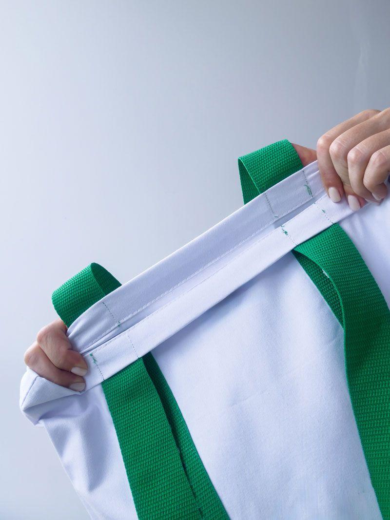 Біла еко-сумка з саржі з довгими зеленими ручками – міцний шопер для покупок і щоденного використання без друку, розмір: 38см х 42см