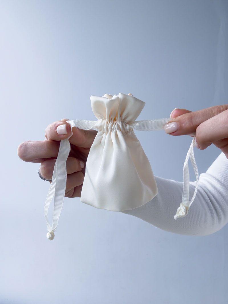 Білий шовковий мішечок з репсовою стрічкою-зав’язкою – елегантна упаковка для подарунків та прикрас без друку розмір: 10см х 10см