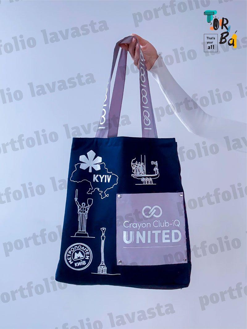 Темног-синяя сумка из саржи с серыми ручками и карманом, с возможностью нанесения собственного принта, прочная и удобная для ежедневного использования, размер 35см × 40см × 18см