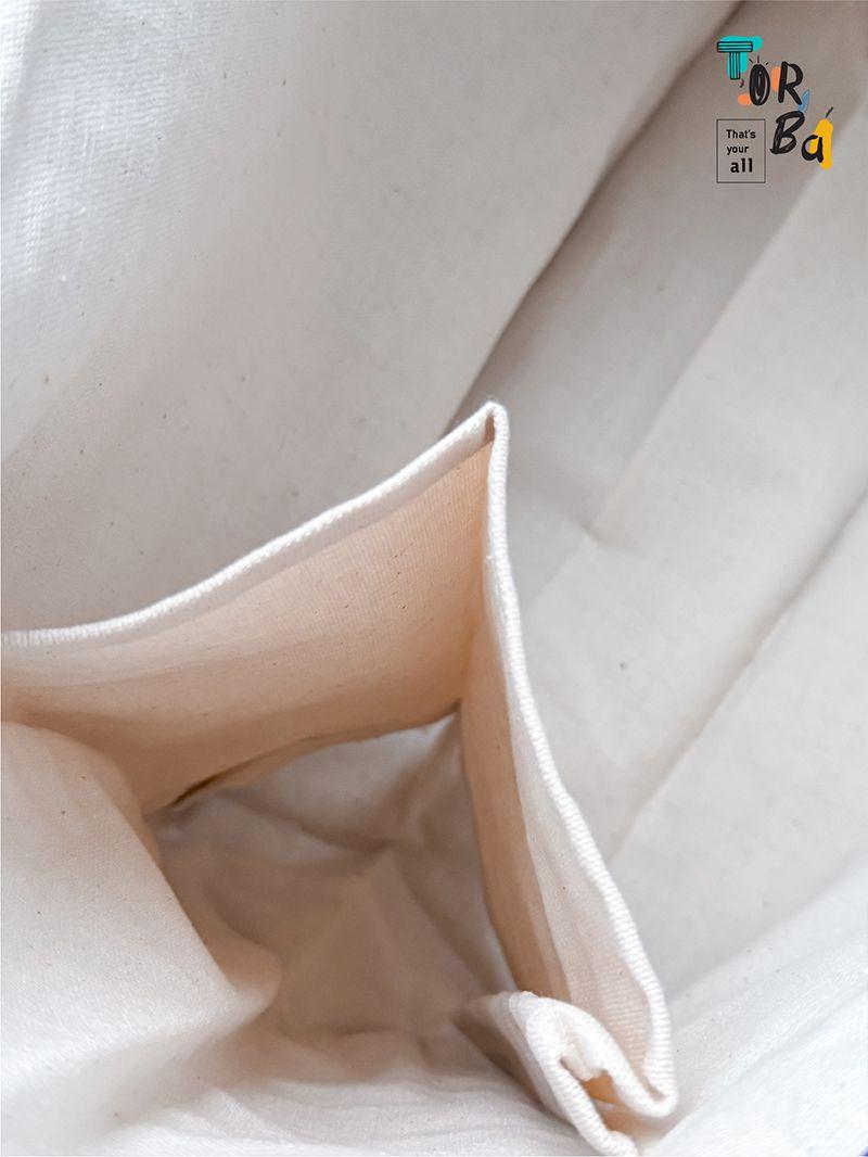 Вместительная тканевая синяя сумка с декоративным элементом в виде сапога, без печати, размер: 40см х 30см х15см