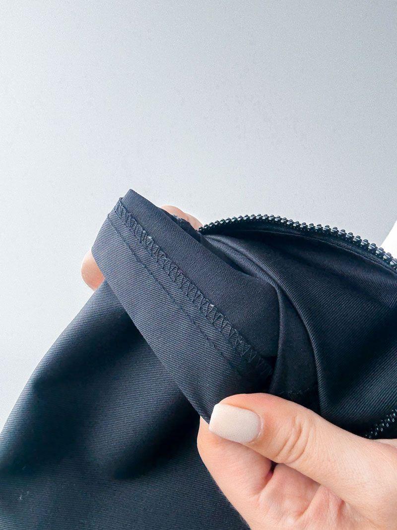 Чорна сумка через плече з саржі - мінімалістична кросбоді екосумка на широкому ремінці без друку, розмір: 36см х 25см х 12см