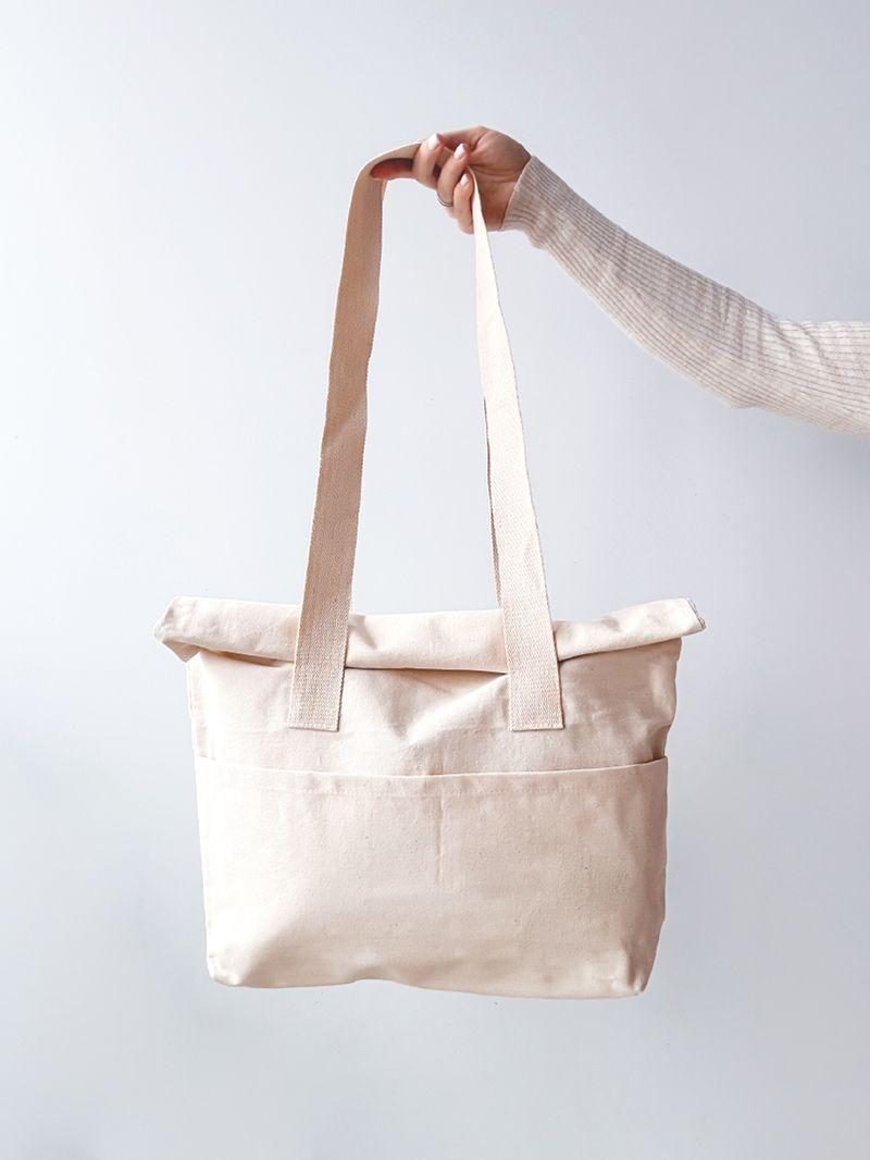 Простора модель сумки із міцними ручками та можливістю згортання у верхній частині для зручності, без друку, розмір: 42см х 55см х 7см