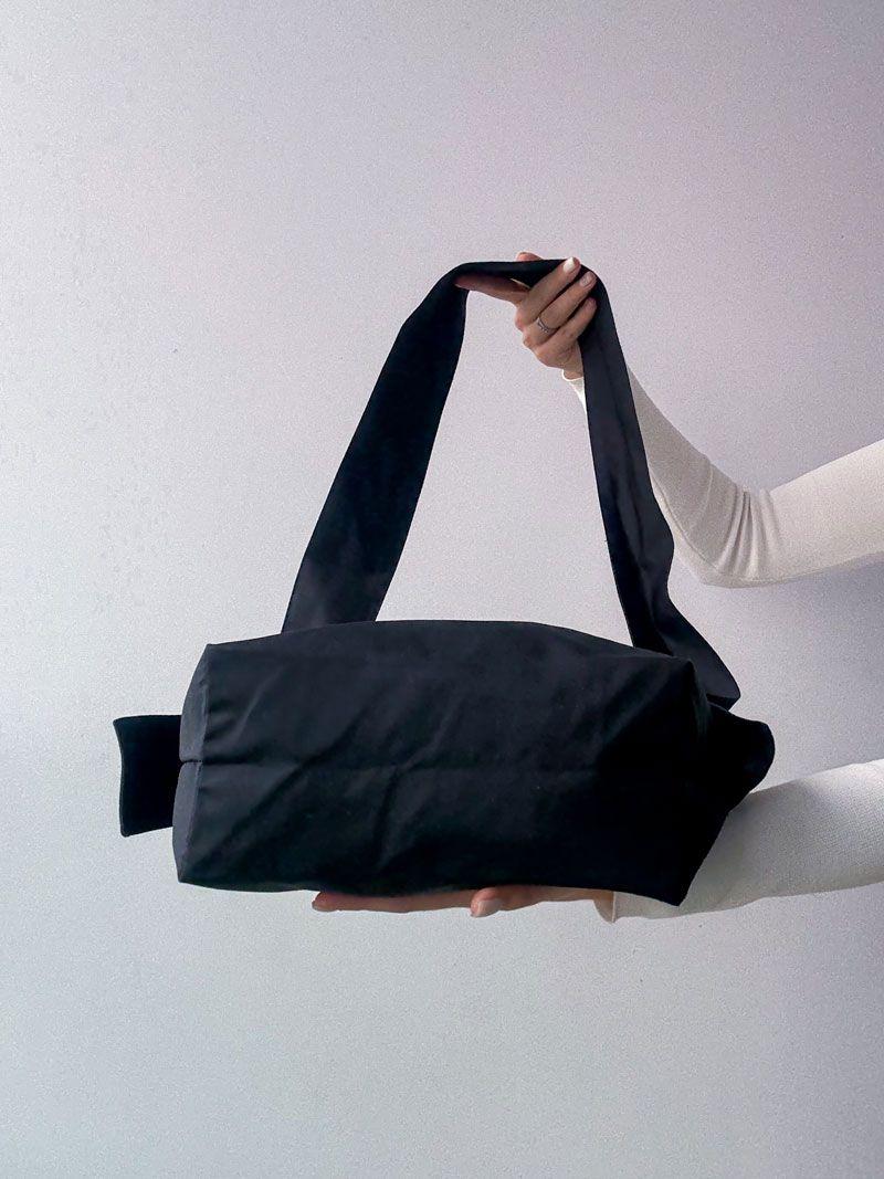 Чорна сумка через плече з саржі - мінімалістична кросбоді екосумка на широкому ремінці без друку, розмір: 36см х 25см х 12см