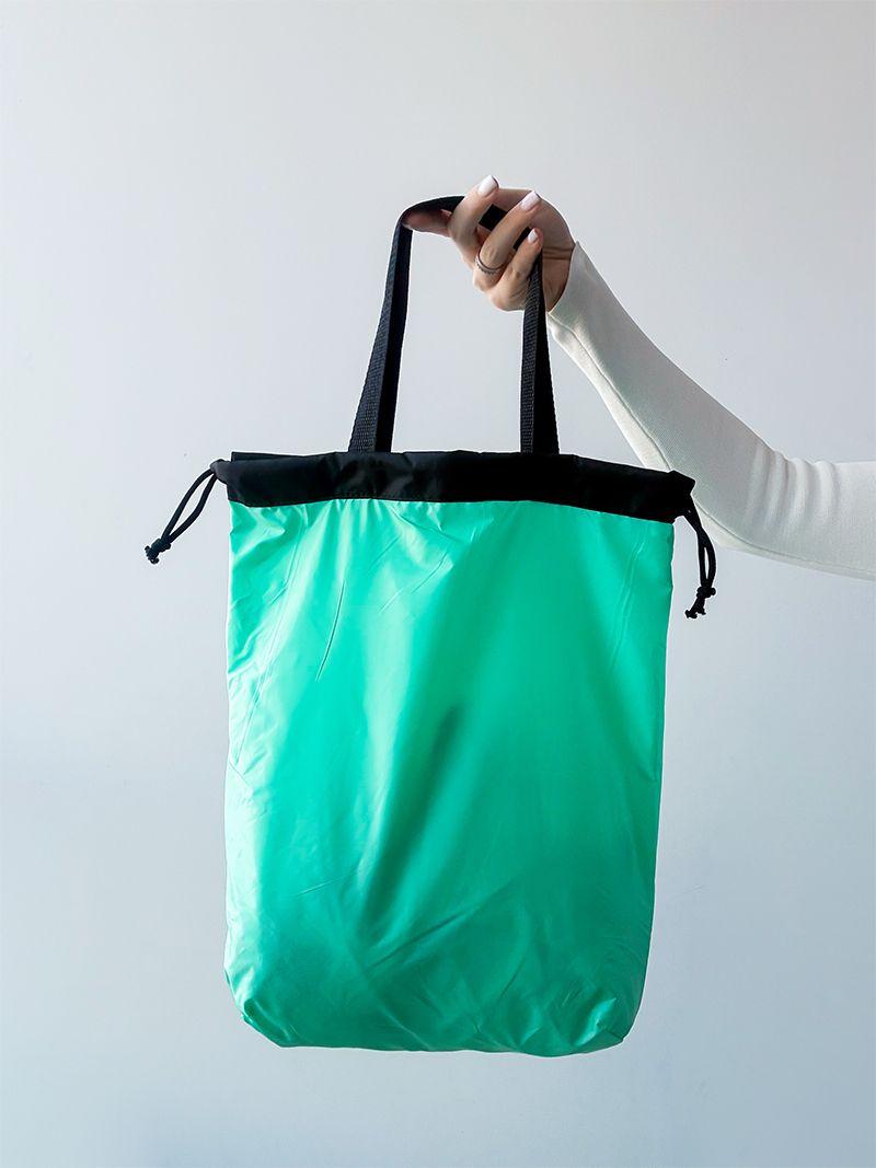 Зеленая сумка для плаща, с пуховками с контрастной черной ручкой, без печати, размер: 35см х 38см