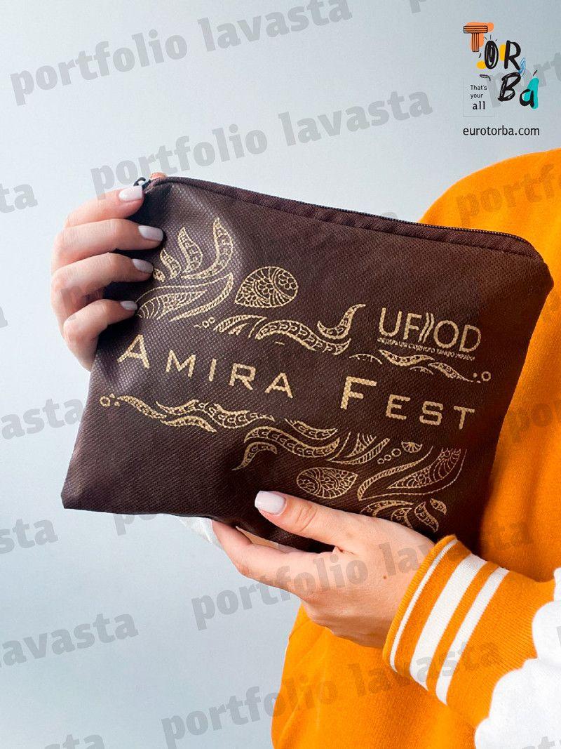 Косметичка из спанбонда на молнии без печати Размер: 15см х 11см