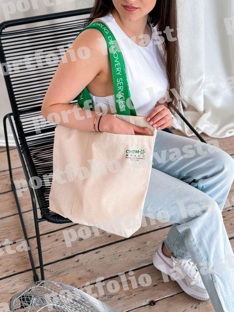 Еко-сумка з кишенею та зеленими ручками - багаторазовий шопер з натуральної тканини для покупок і щоденного використання, без друку, розмір: 35см х 38см х 7см