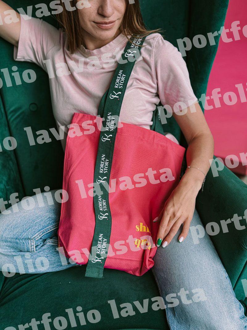 Яскрава рожева шопер-сумка з саржі з темно-зеленими ручками - стильна та міцна екосумка для покупок і щоденного використання  без друку, розмір: 41см х 41см х 11см