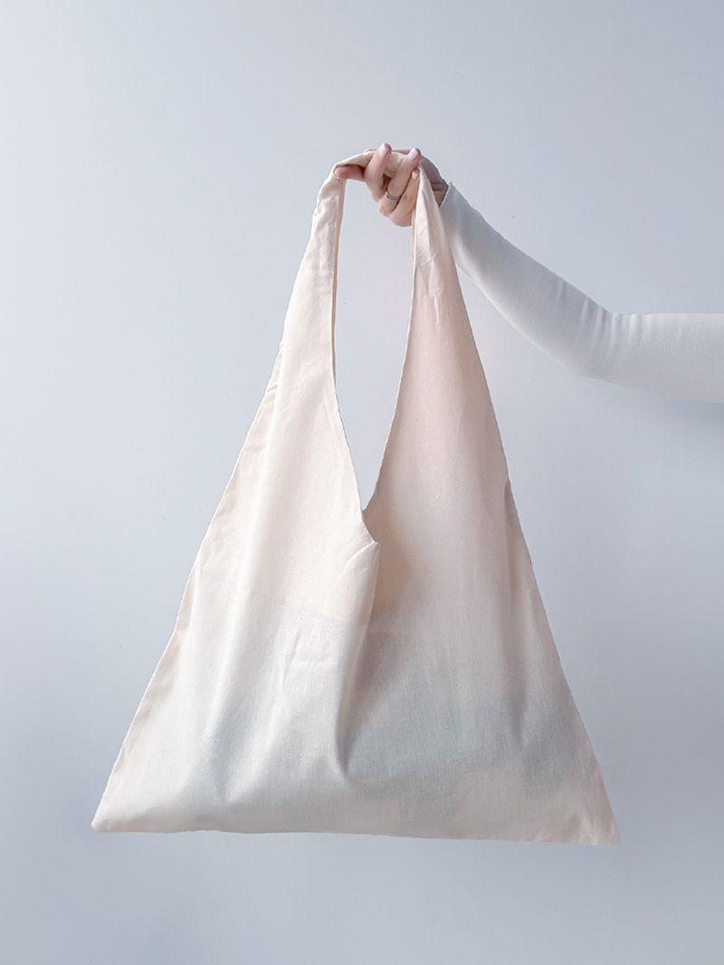 Легкая, вместительная и стильная светло-бежевая сумка из плашевки, без печати, размер: 40см х 51см