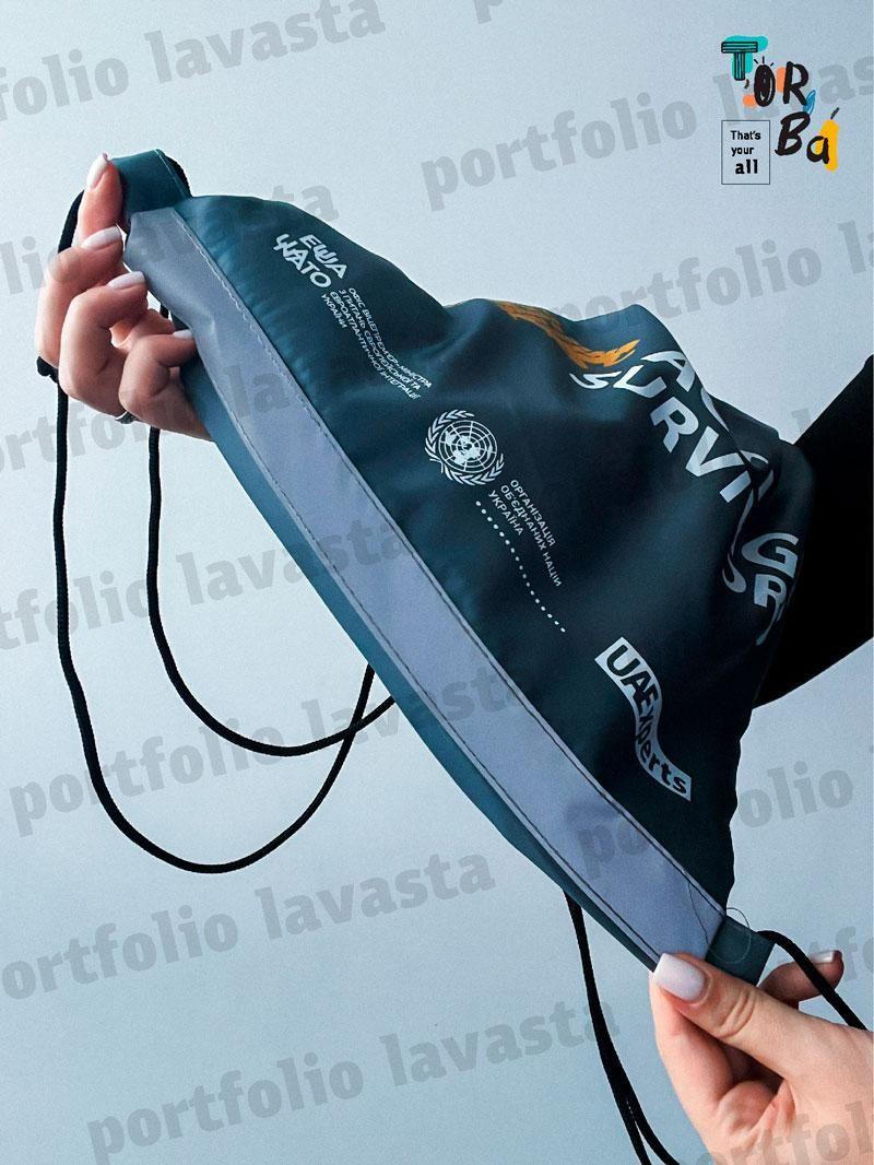 Рюкзачок из нейлона серый со светоотражающей лентой без печати Размер: 35cм х 40см