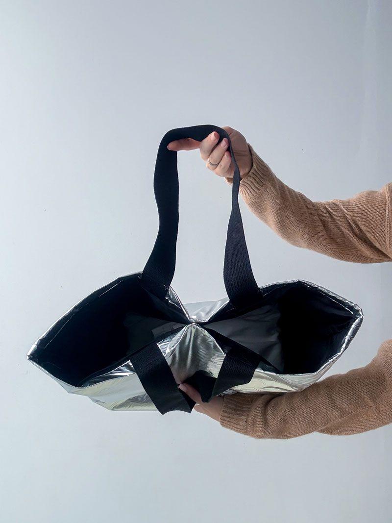 Срібляста еко-сумка з блискучого матеріалу - стильний шопер з чорними ручками для покупок і міських образів, без друку, розмір: 50cм х 35см х 15см