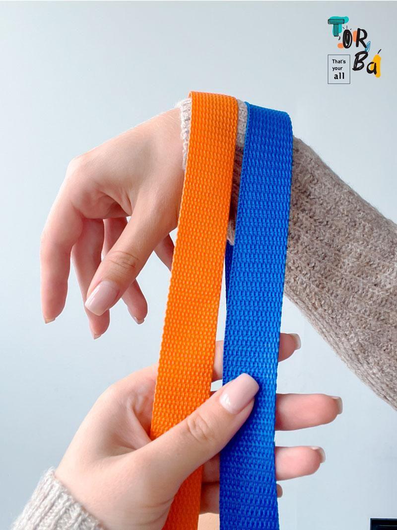 Плотная горизонтальная котоновая сумка с разноцветными удлиненными ручками без печати Размер: 45cм х 35см