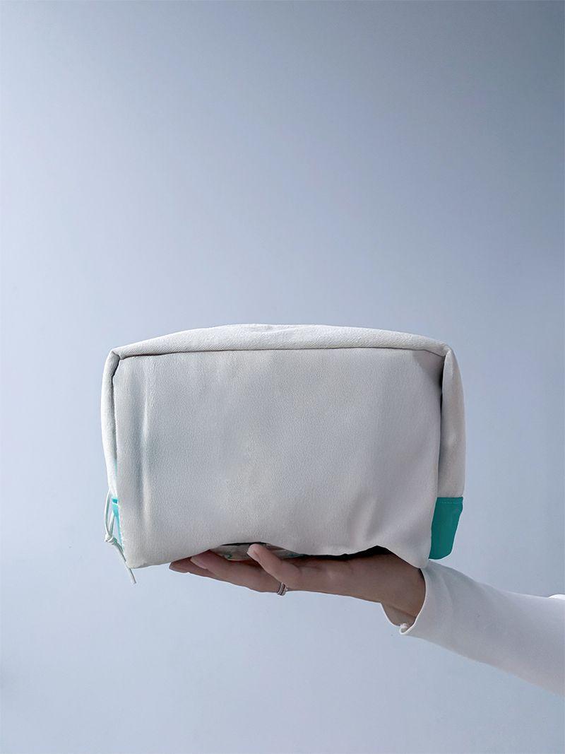 Плотная вместительная косметичка на молнии с цветными акцентными вставками, без печати, размер: 23см х 15см х 12см